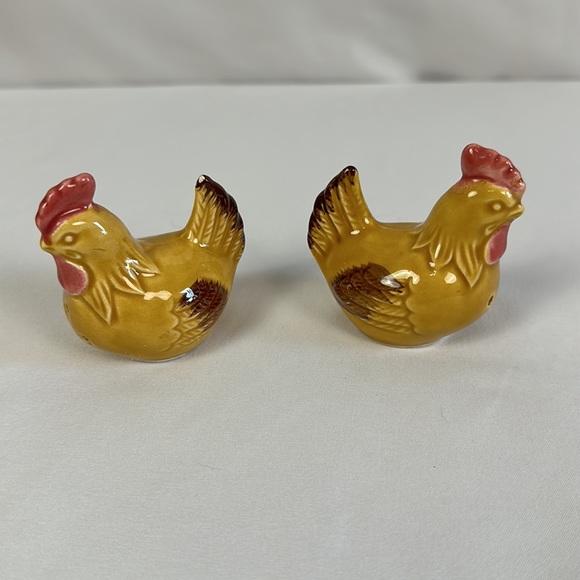 Vintage Egg Dish with Chicken Salt and Pepper Shakers - Picture 11 of 16